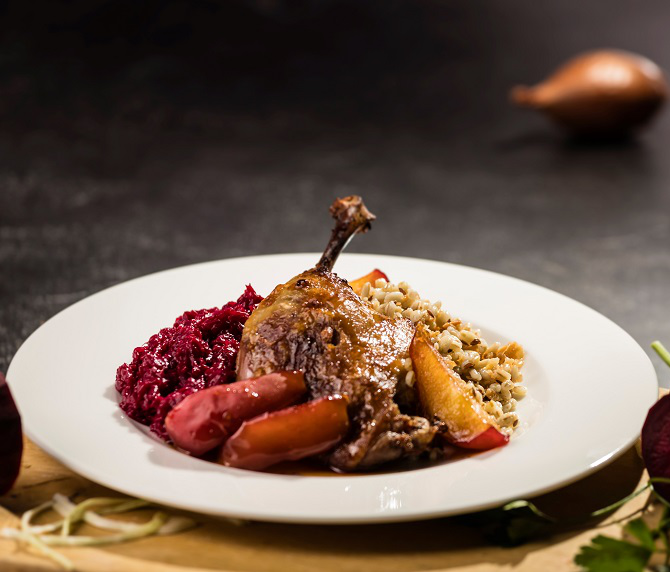 Pieczone kacze udo z jabłkami Roast duck leg with apples